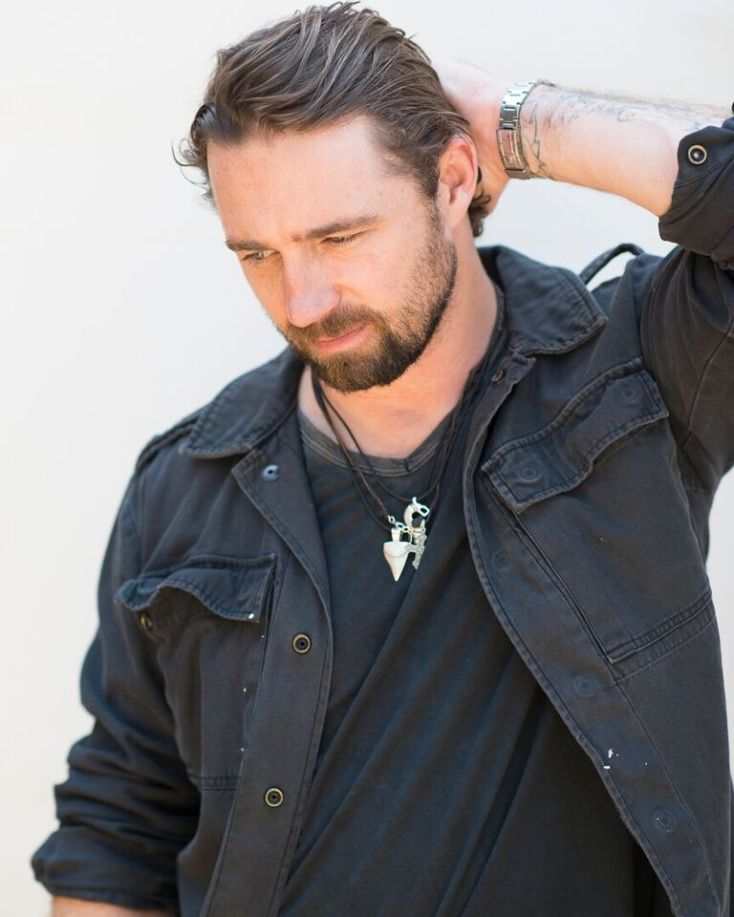 Pete Scobell sings about a “Guns & Roses” Tshirt and